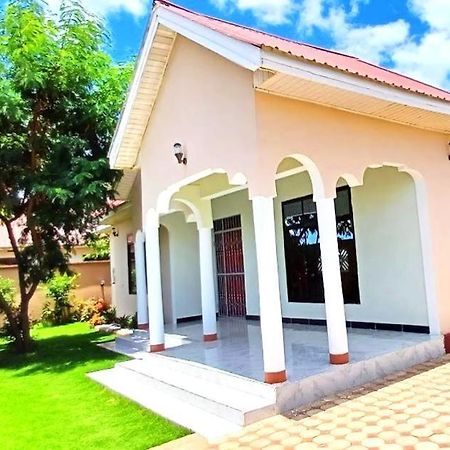 Safi House Bed and Breakfast Boma la Ngombe Eksteriør billede