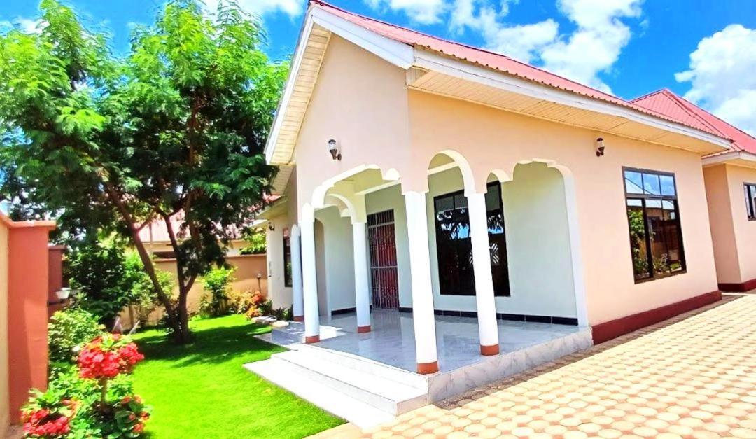 Safi House Bed and Breakfast Boma la Ngombe Eksteriør billede